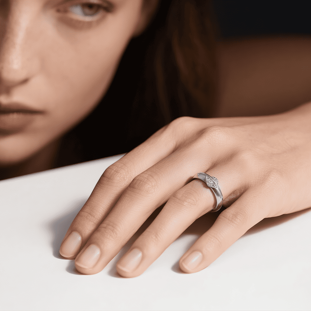 LjusCirkel – Handgjord ring i silver med roterande design och tidlös elegans